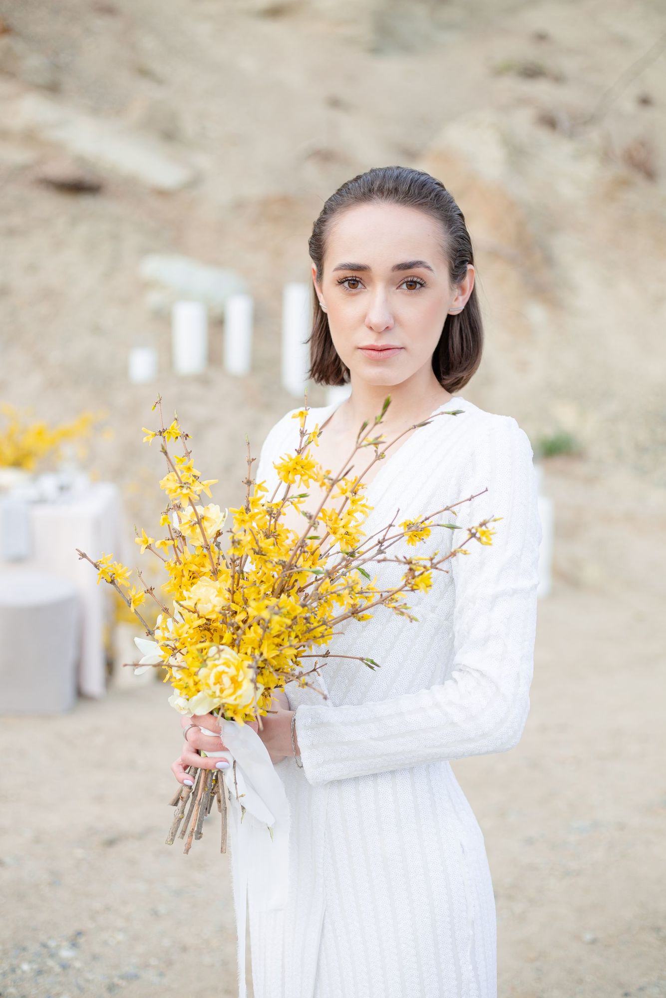 Белое платье в пайетку с рукавом