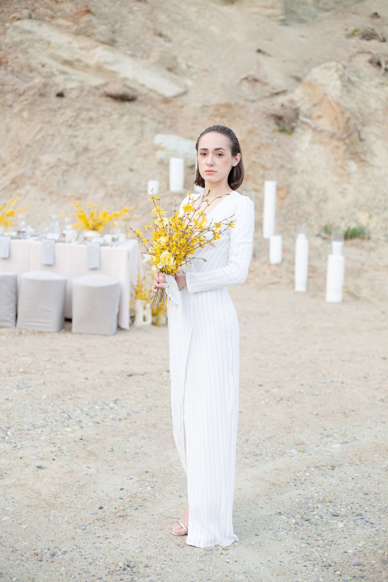 Белое платье в пайетку с рукавом