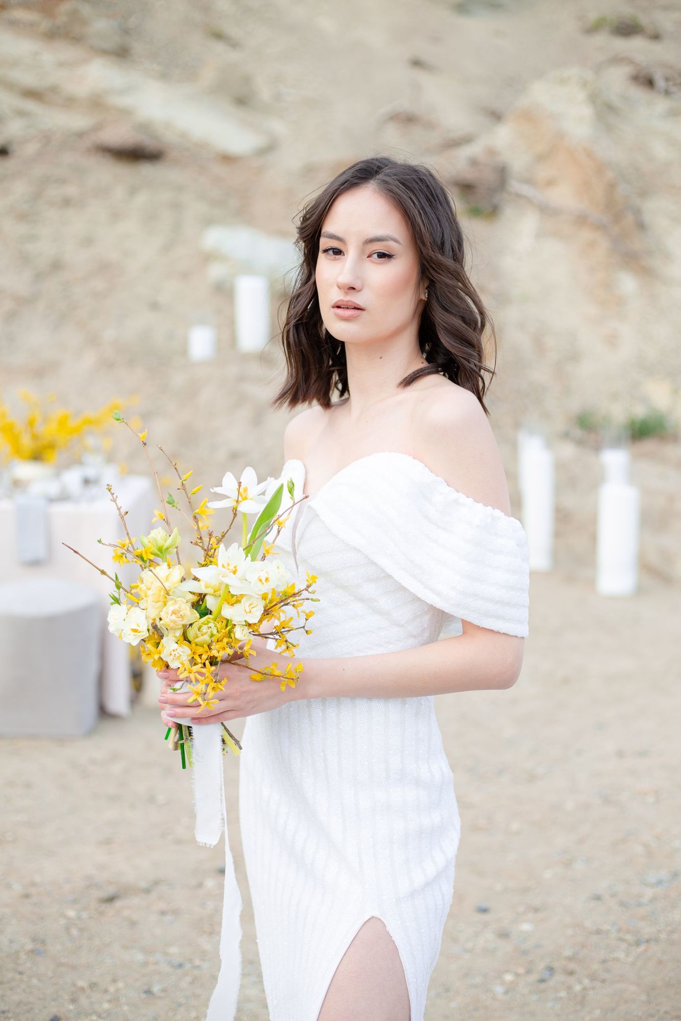 Белое платье с пайетками и открытыми плечами