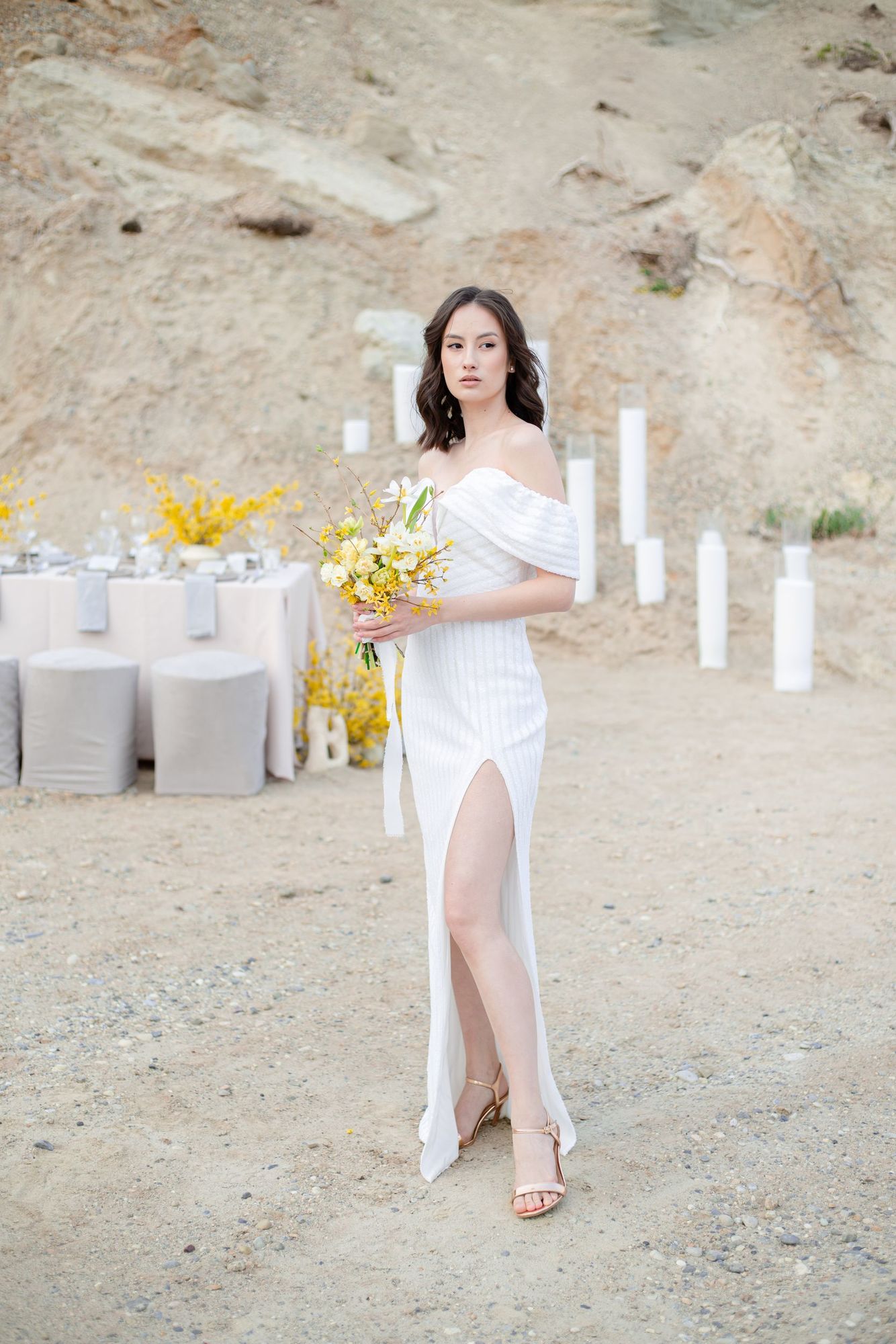 Белое платье с пайетками и открытыми плечами