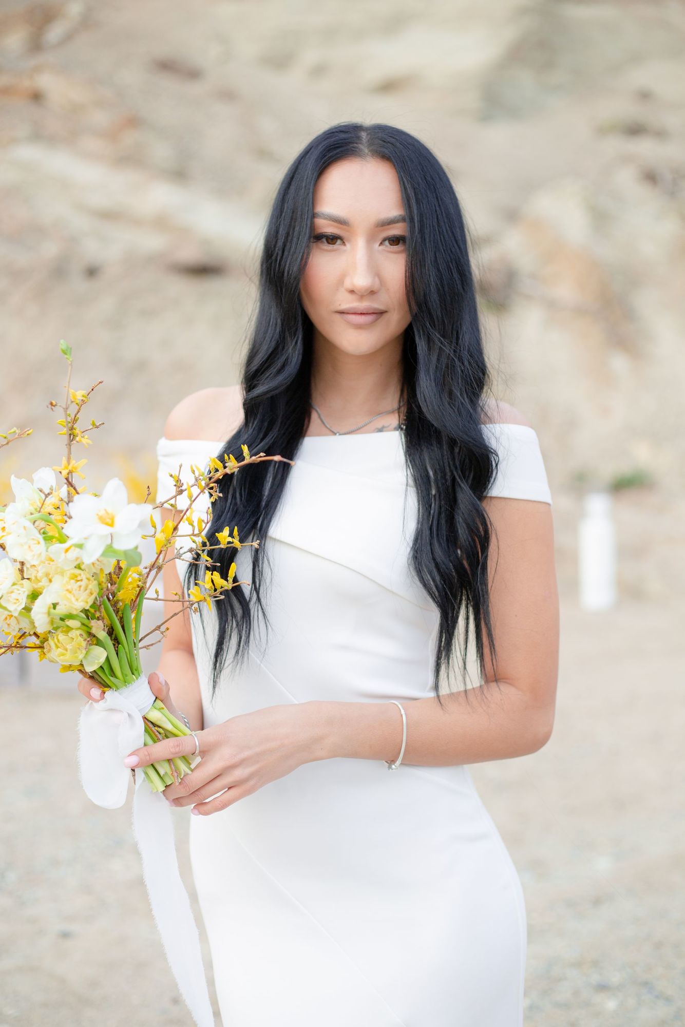 Белое платье со спущенными плечами