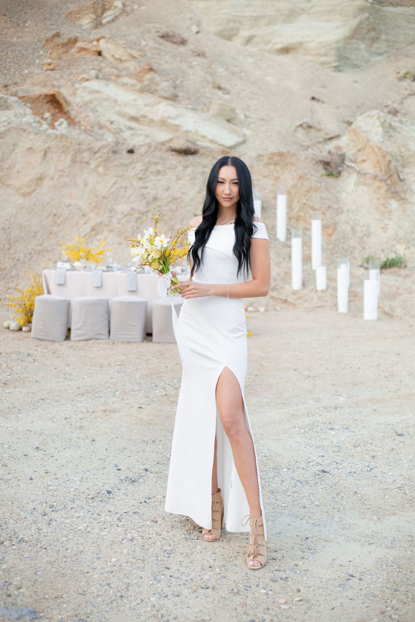 Белое платье со спущенными плечами