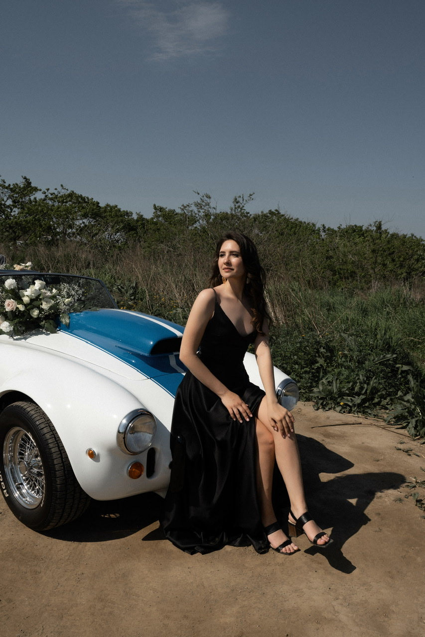 Черное атласное на тонких лямках