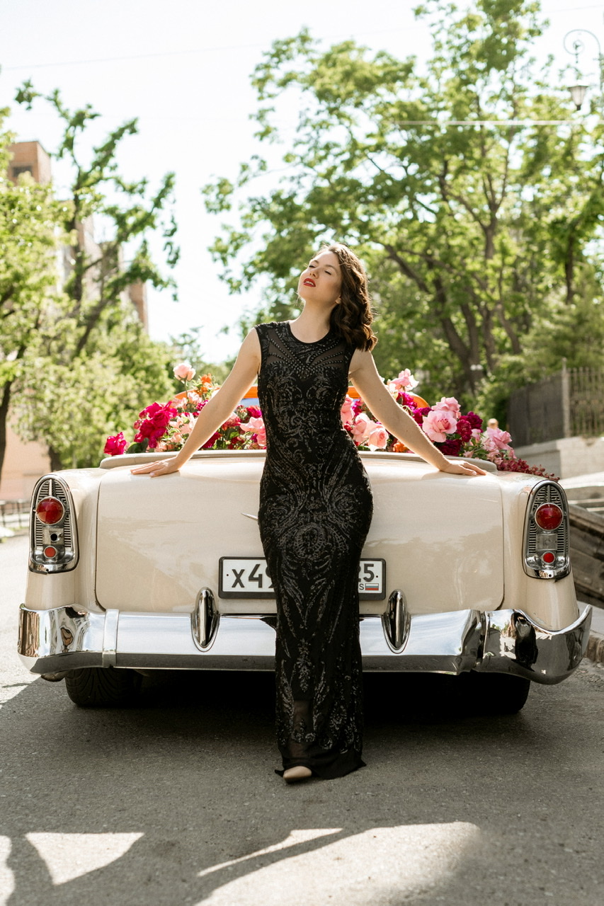 Черное платье с открытой спиной