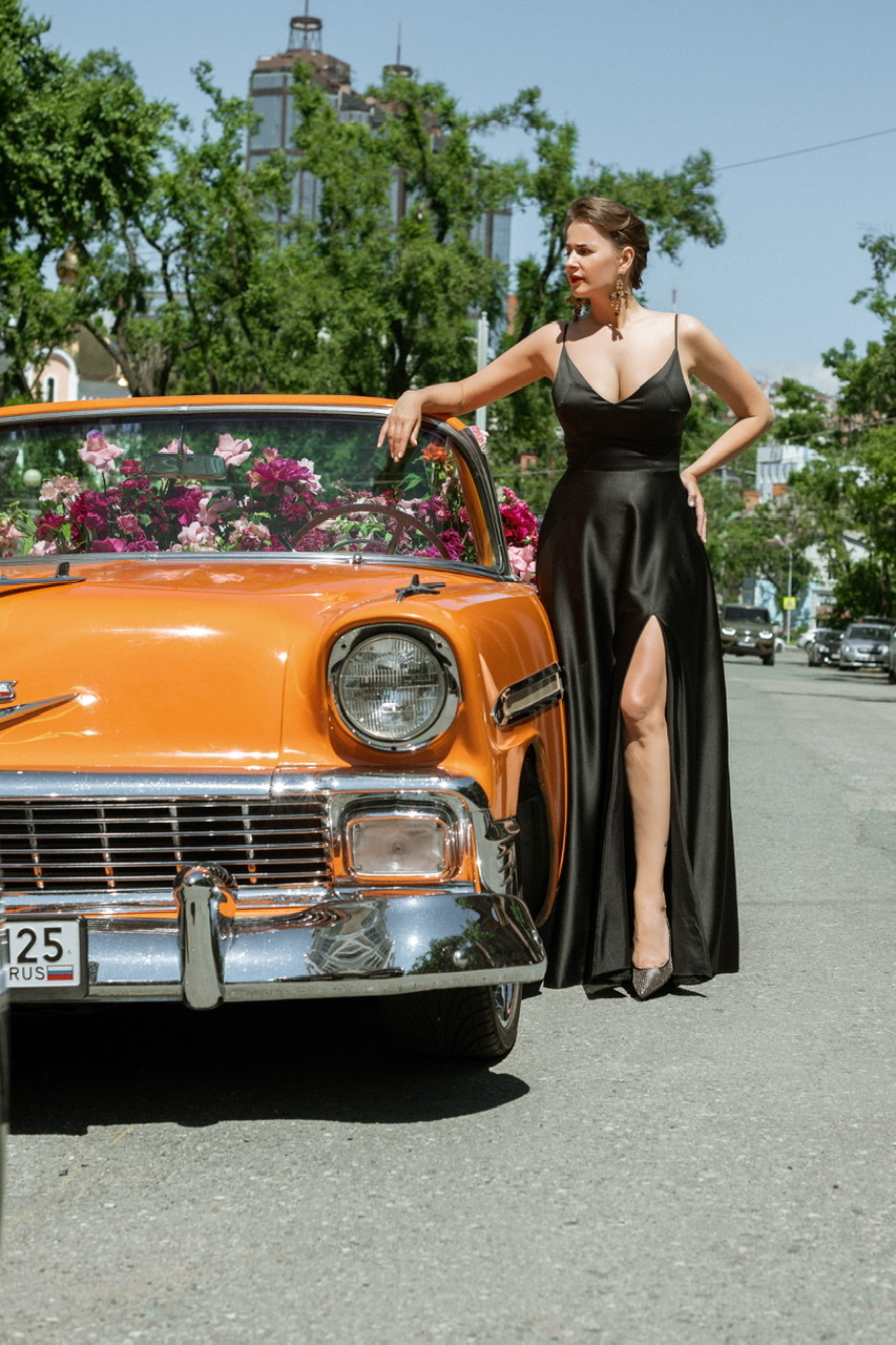 Черное атласное на тонких лямках