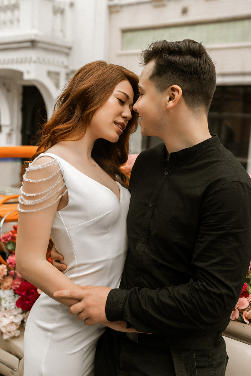 Белое платье украшение на плечах