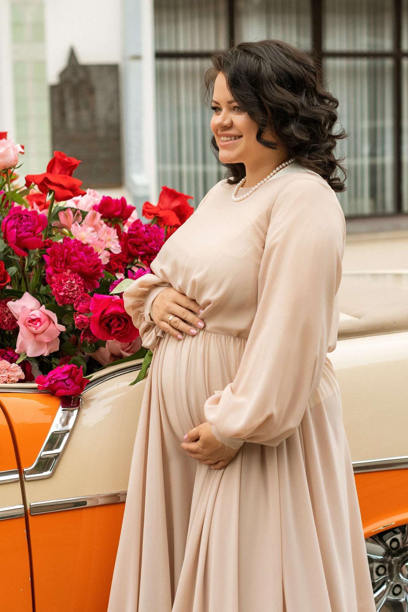 Бежевое шифоновое платье рукава фонарики