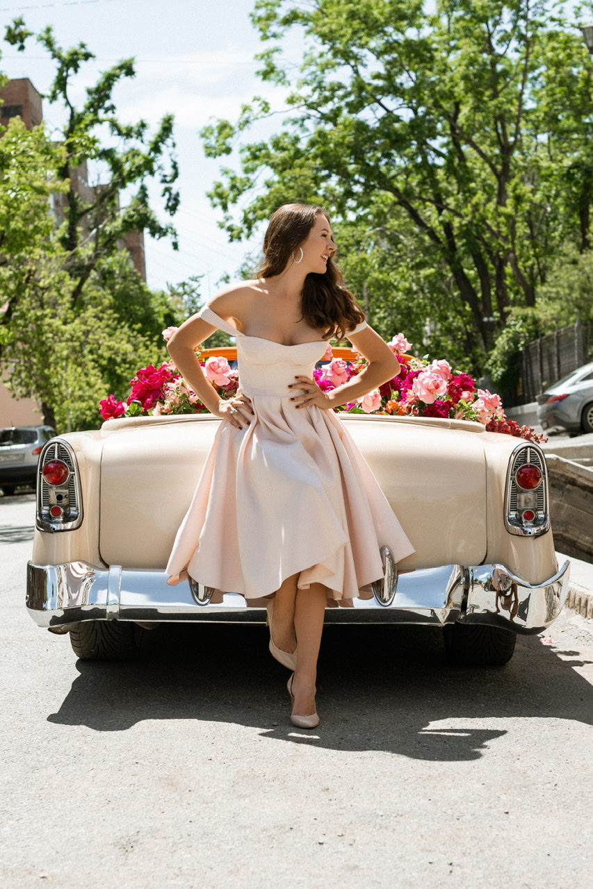 Пудровое атласное платье в длине миди