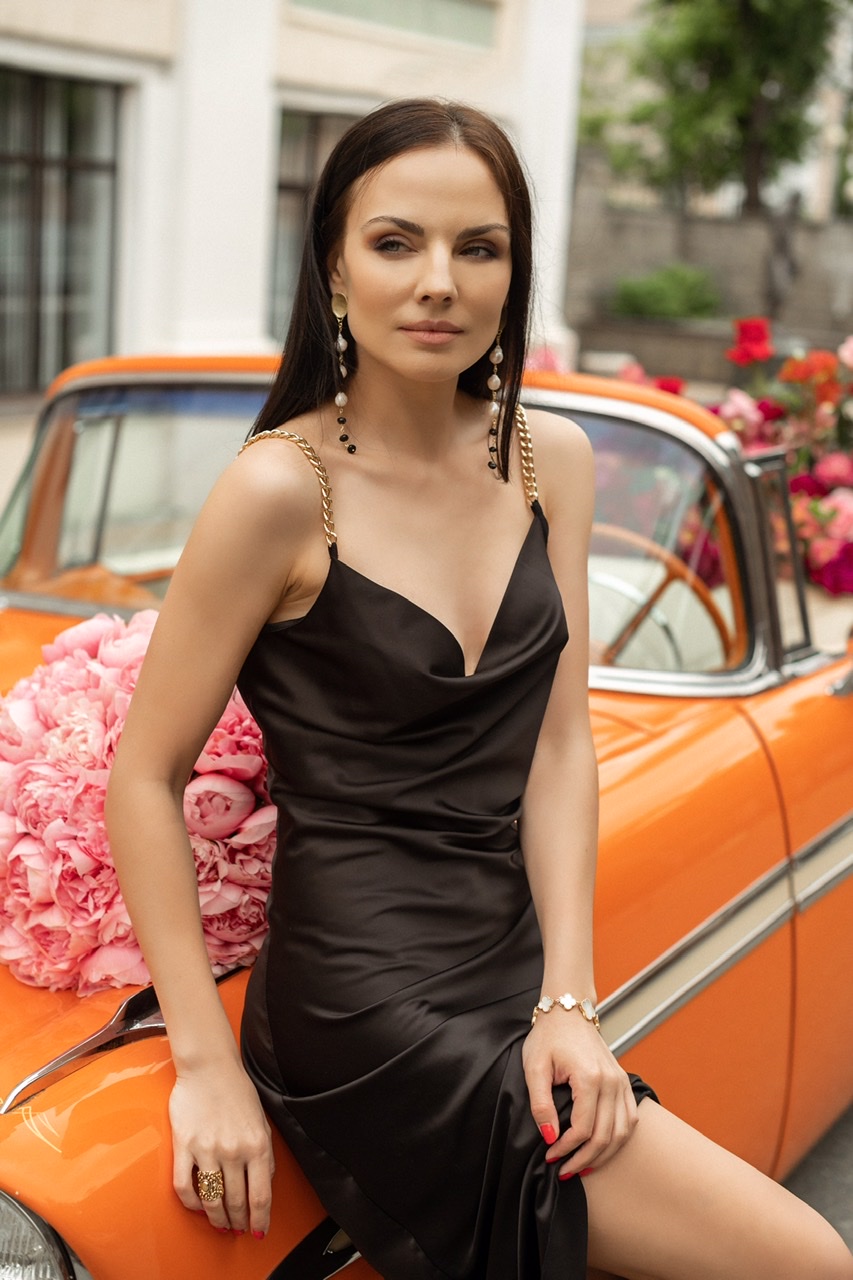 Черное шелковое платье