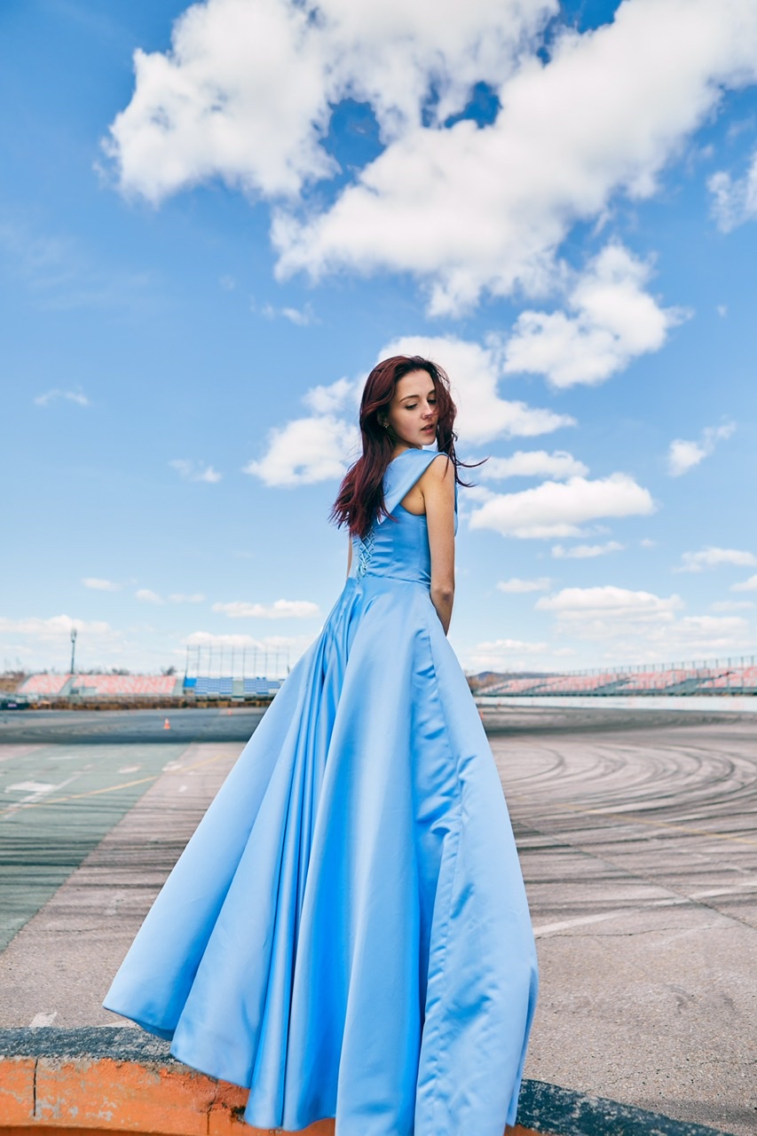 Голубое атласное платье со спущенными плечами