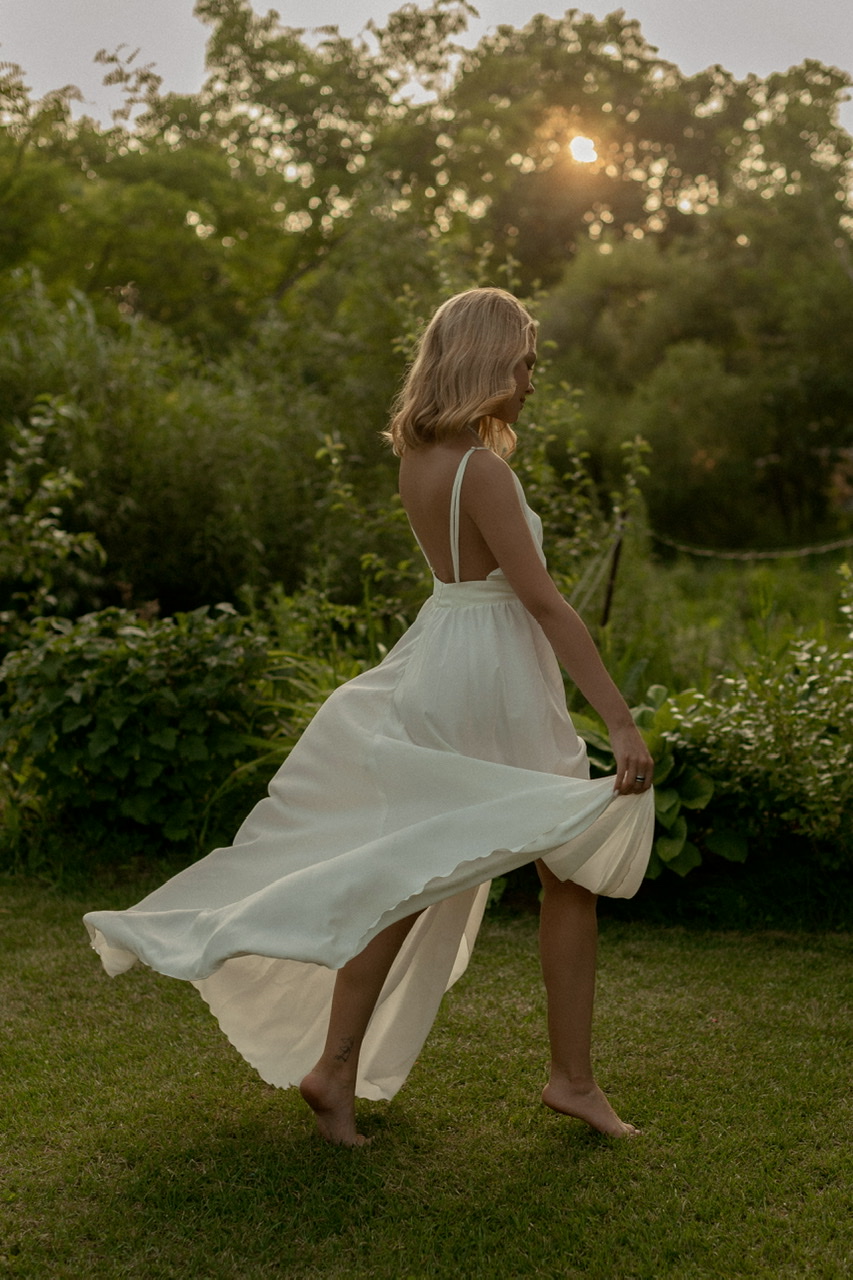 Молочное платье на тонких лямках с открытой спиной