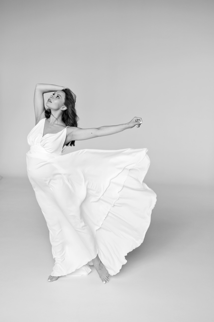 Молочное платье на тонких лямках с открытой спиной