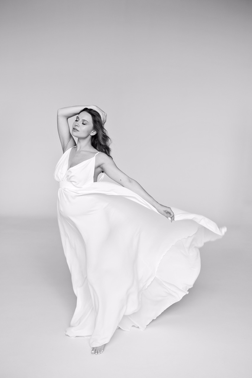 Молочное платье на тонких лямках с открытой спиной