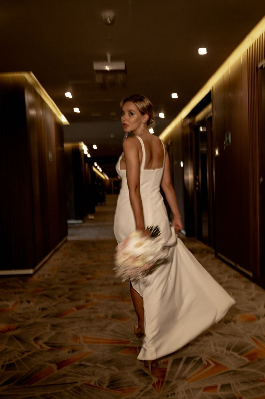 Белое футлярное платье в пол на тонких лямках