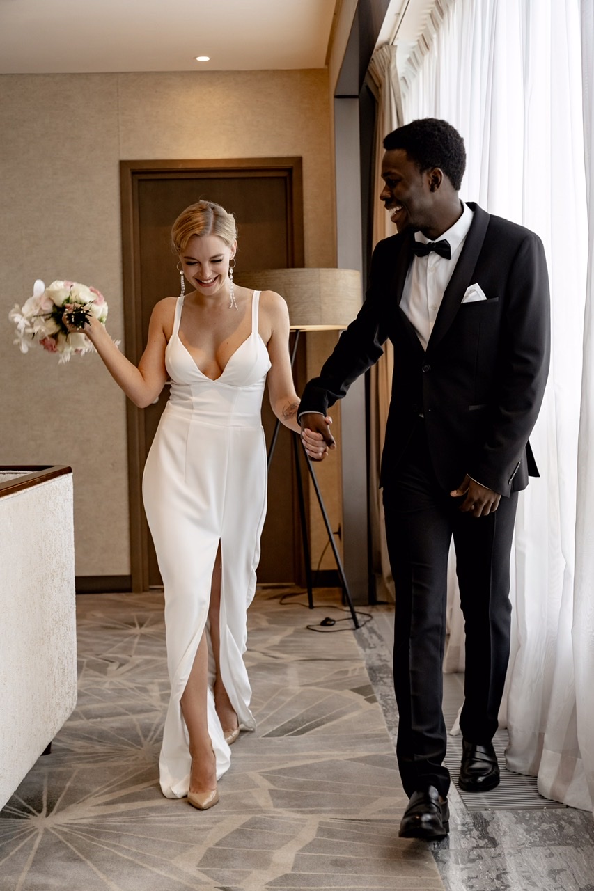 Белое футлярное платье в пол на тонких лямках