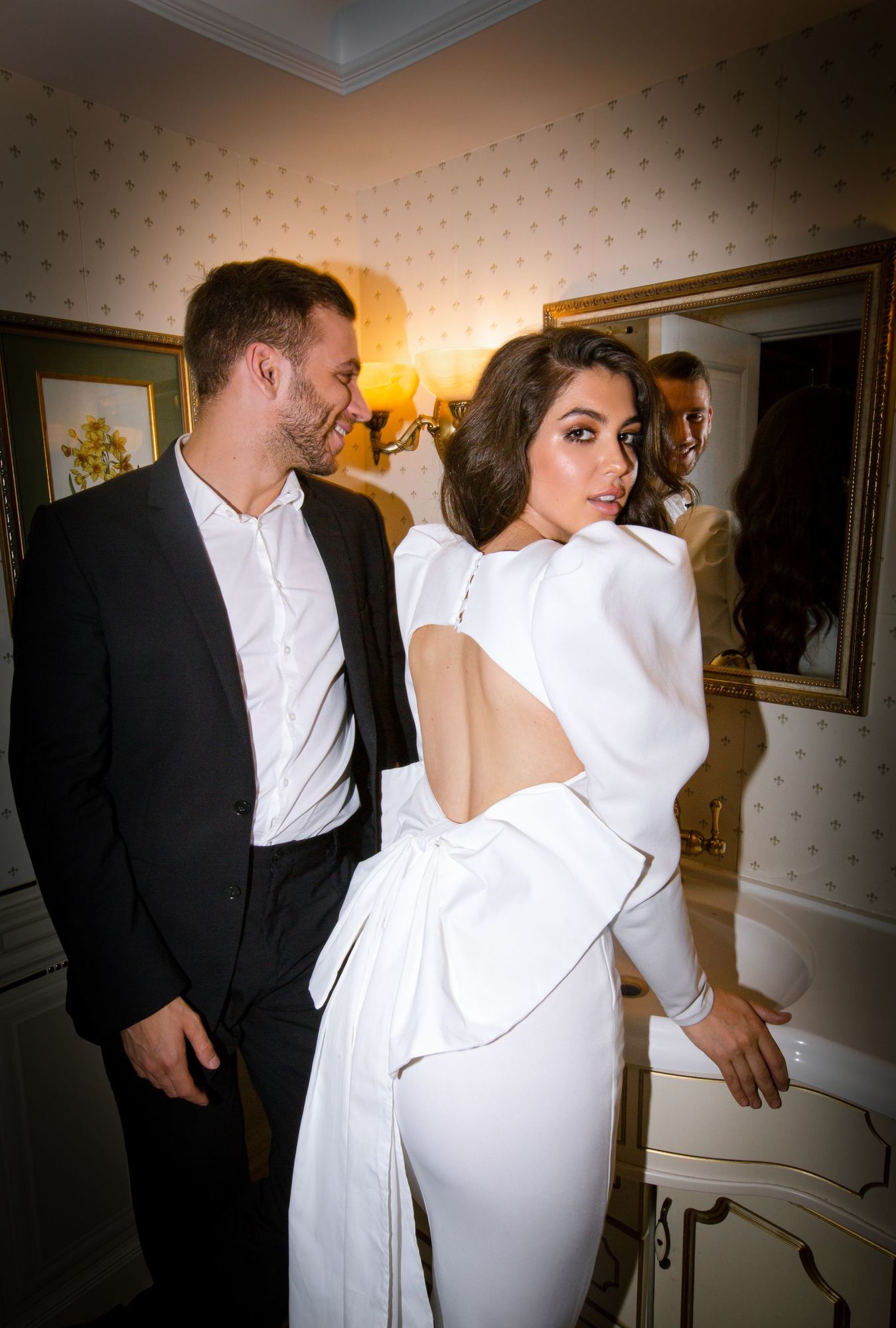 Футлярное миди платье с бантом на спине