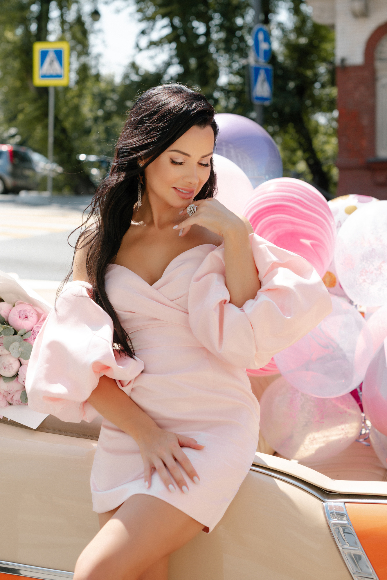 Пудровое мини платье с объемным рукавом