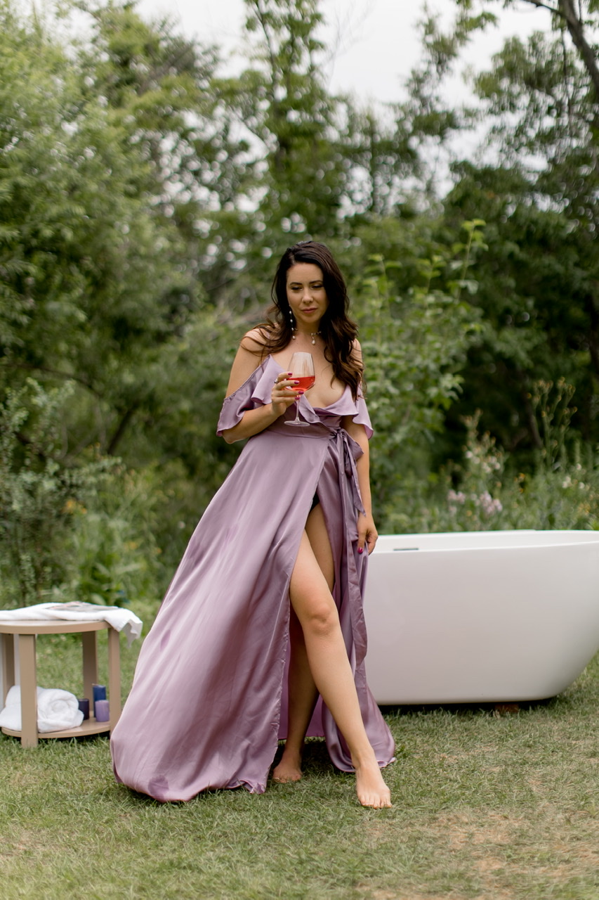 Лавандовое шелковое платье на запах