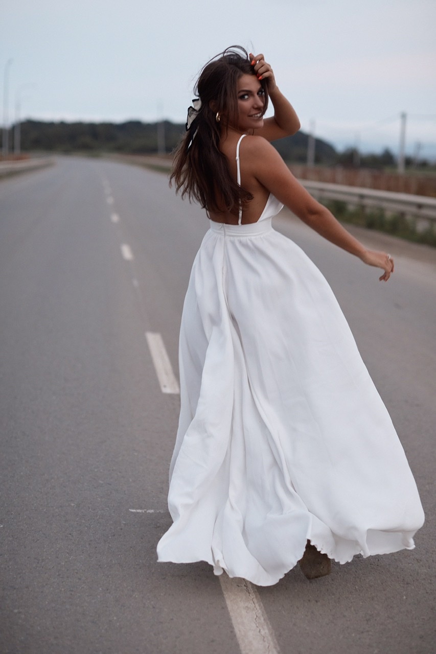 Молочное платье на тонких лямках с открытой спиной
