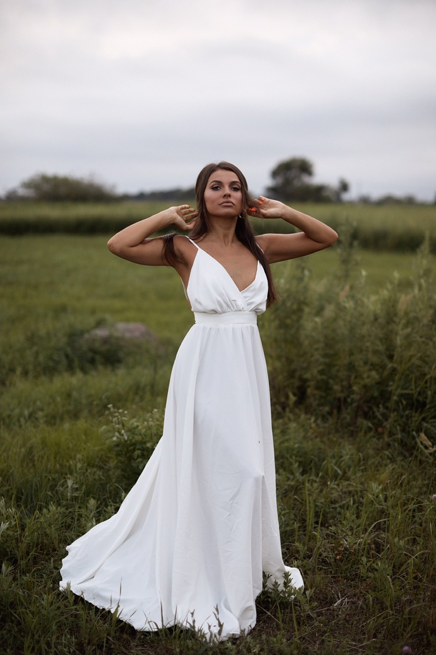 Молочное платье на тонких лямках с открытой спиной