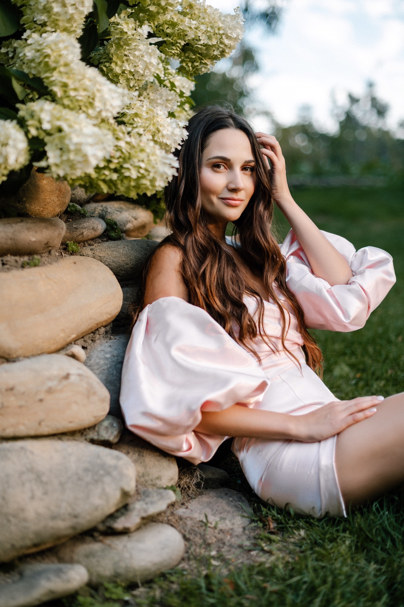 Пудровое мини платье с объемным рукавом