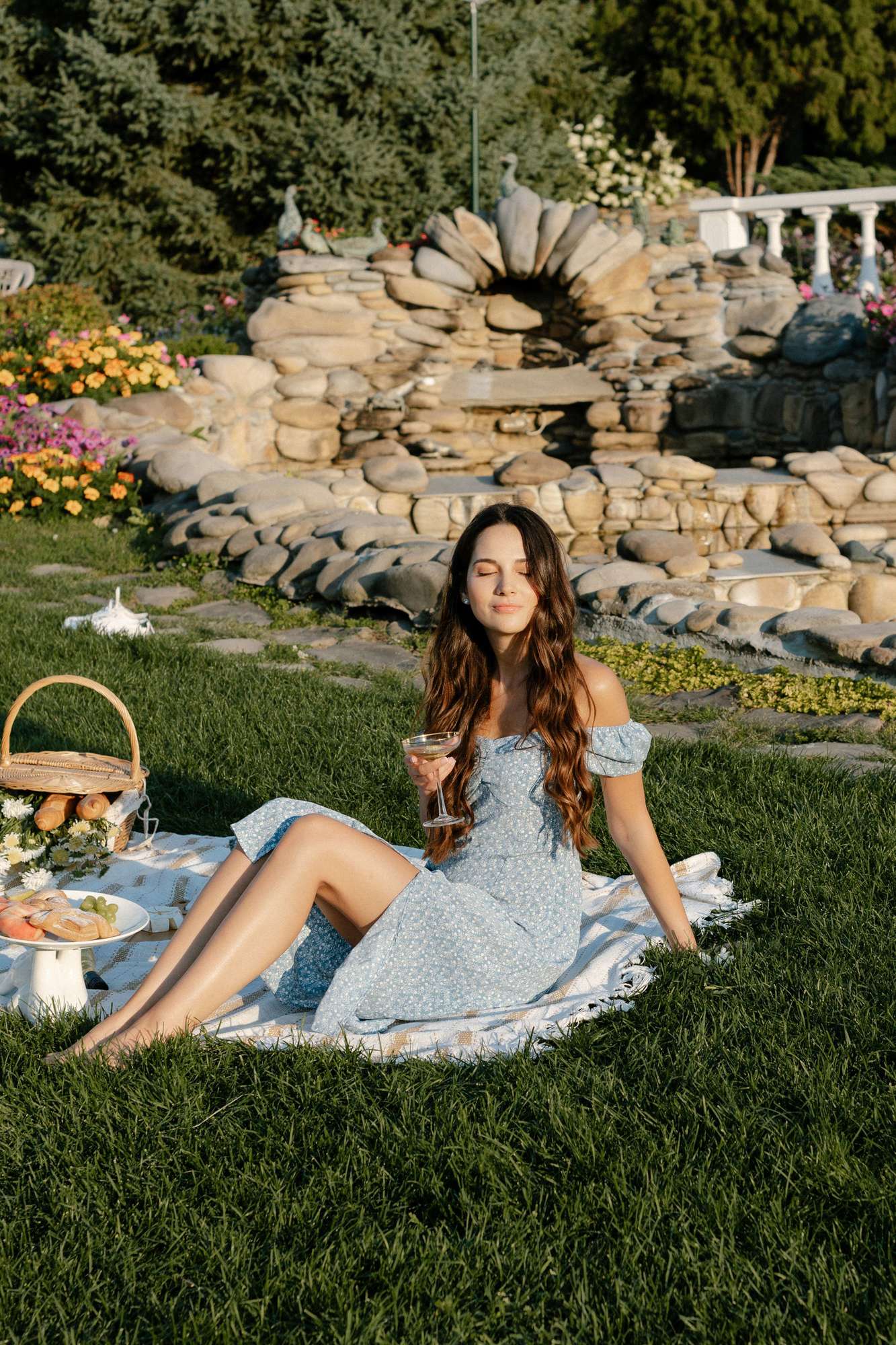 Голубое миди платье в цветочек