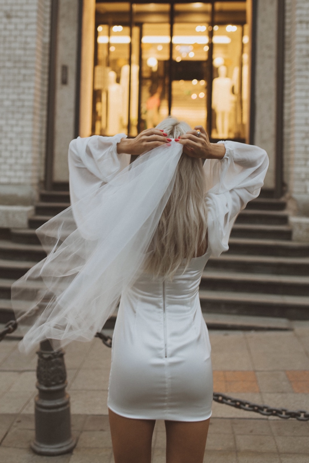 Шелковое мини платье с рукавом-фонариком