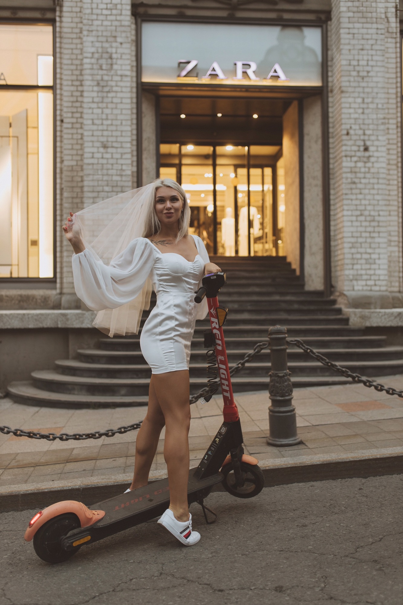 Шелковое мини платье с рукавом-фонариком