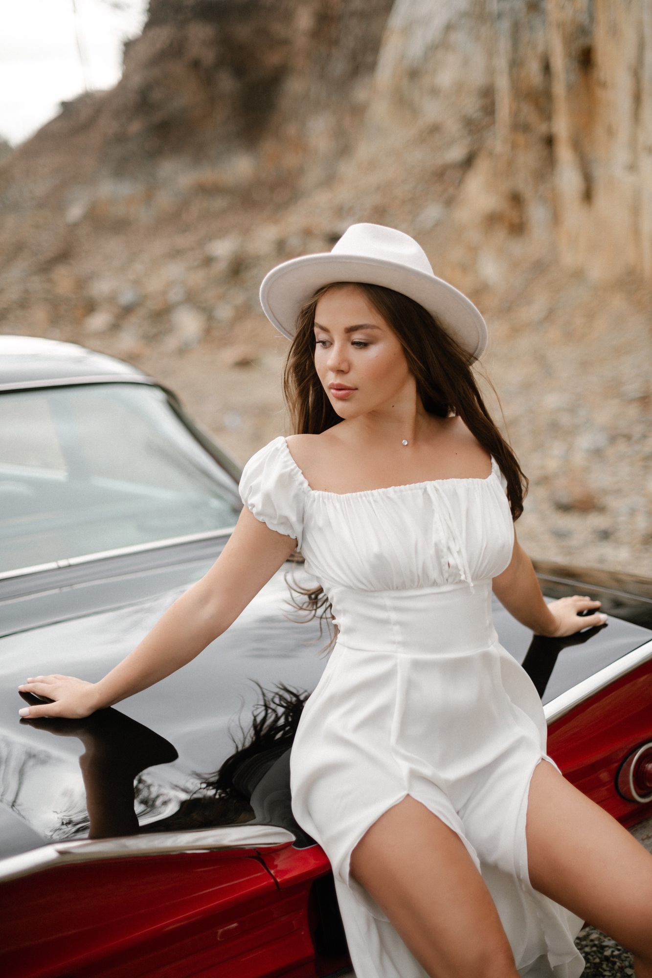 Белое шифоновое платье с двумя разрезами