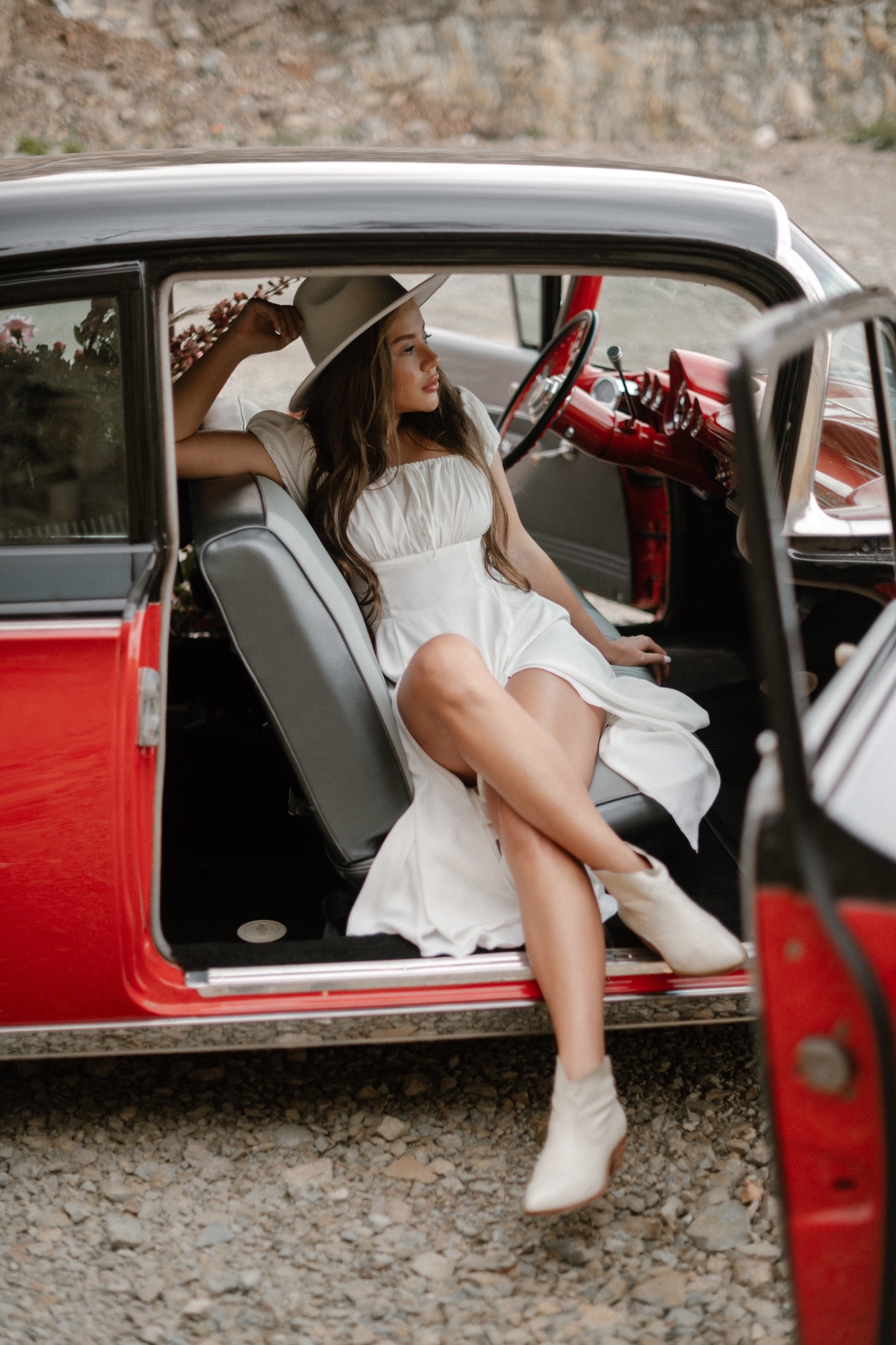 Белое шифоновое платье с двумя разрезами