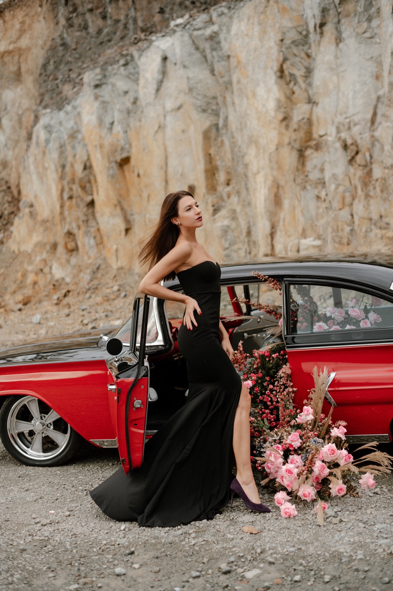 Черное платье по фигуре со шлейфом