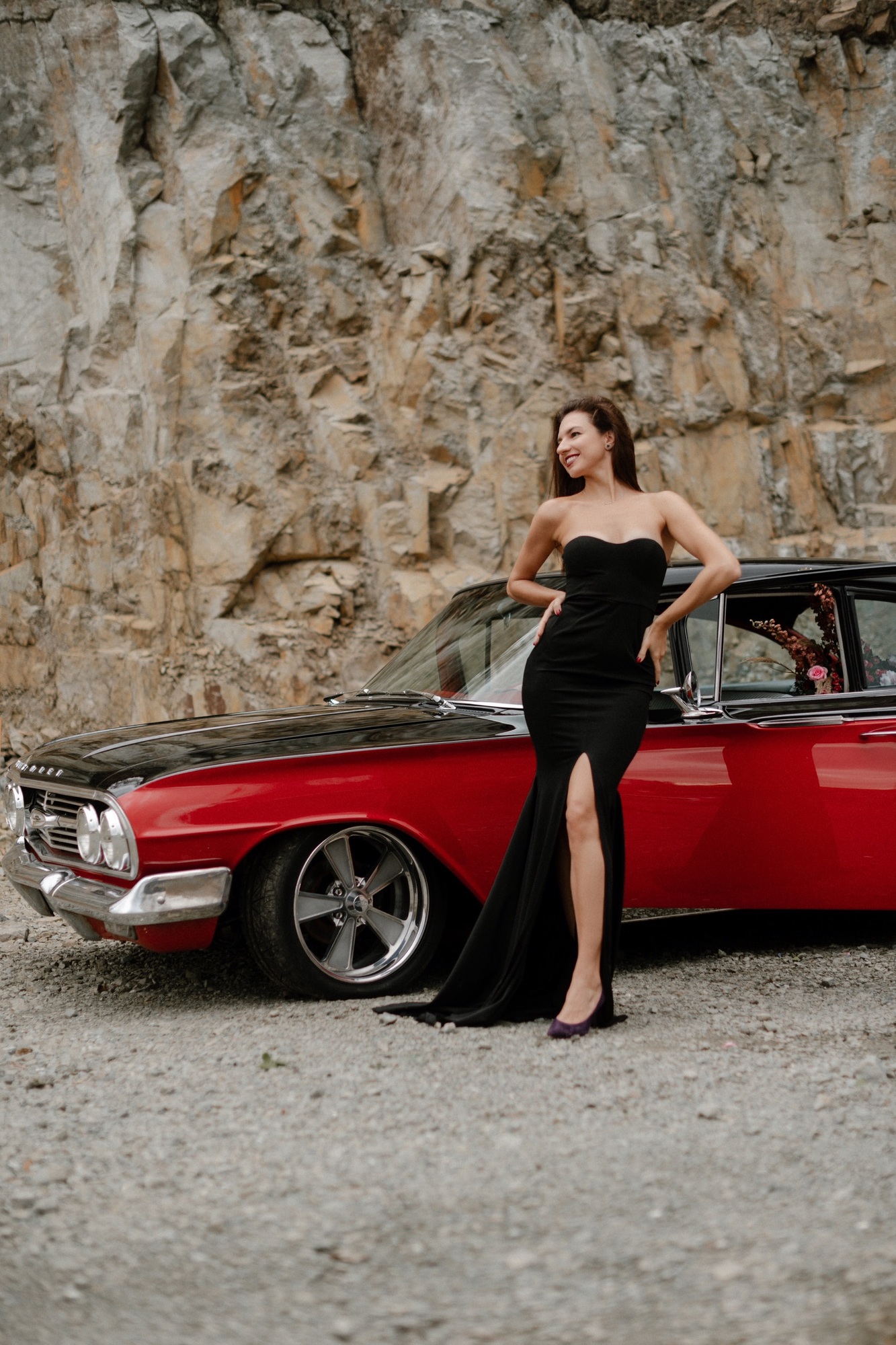 Черное платье по фигуре со шлейфом