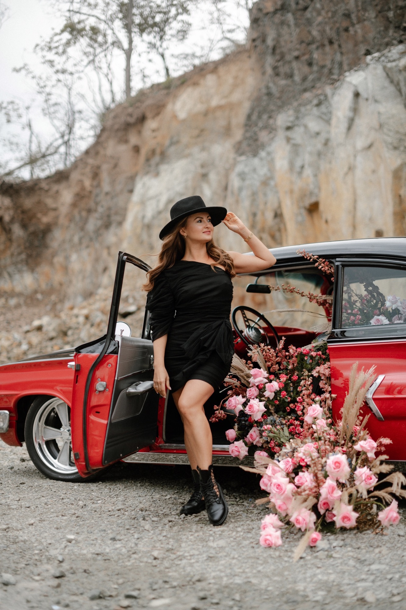 Черное платье на одно плечо