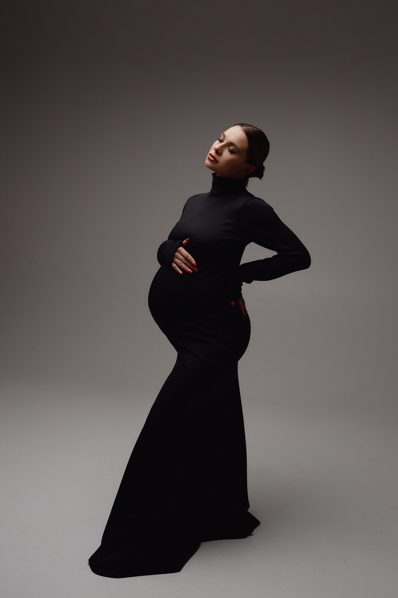 Черное платье с рукавом под горло