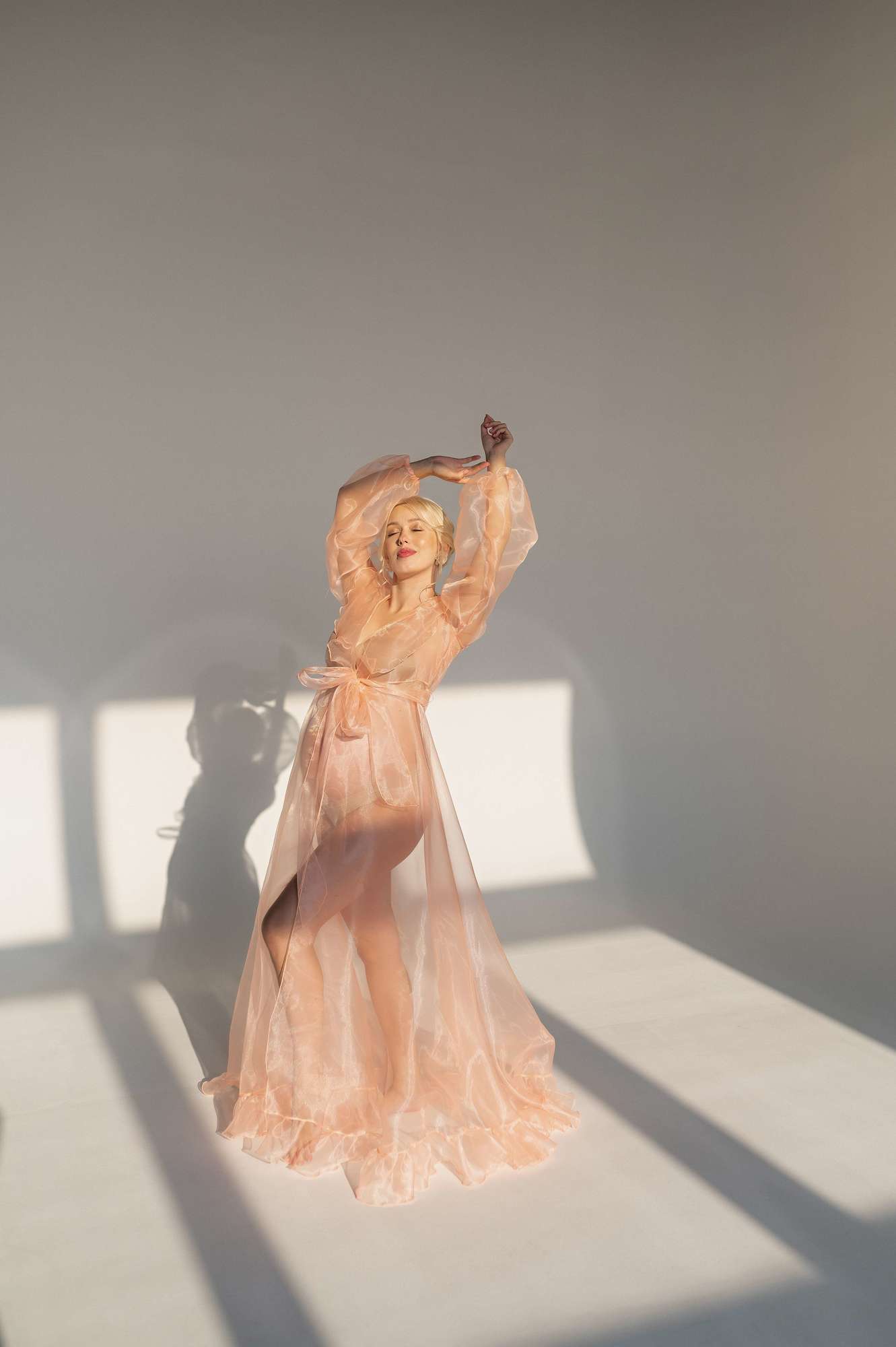 Персиковое будуарное платье из органзы