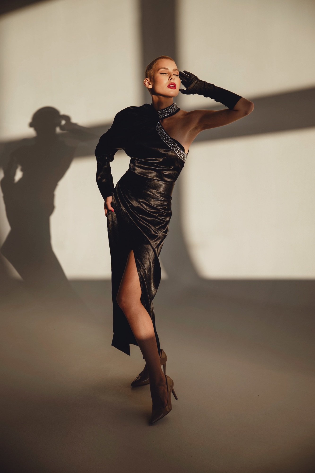 Чёрное шёлковое платье с одним рукавом