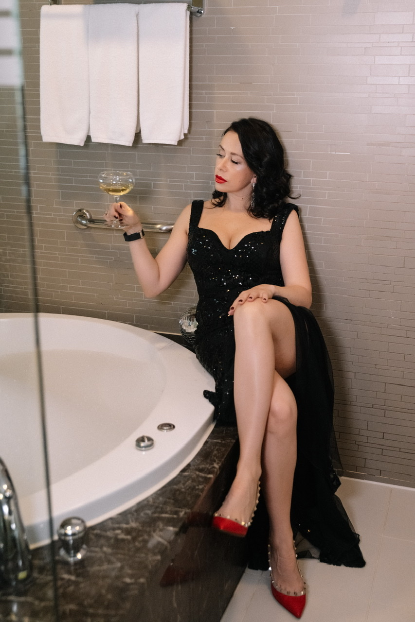 Черное платье в пайетку с клиньями