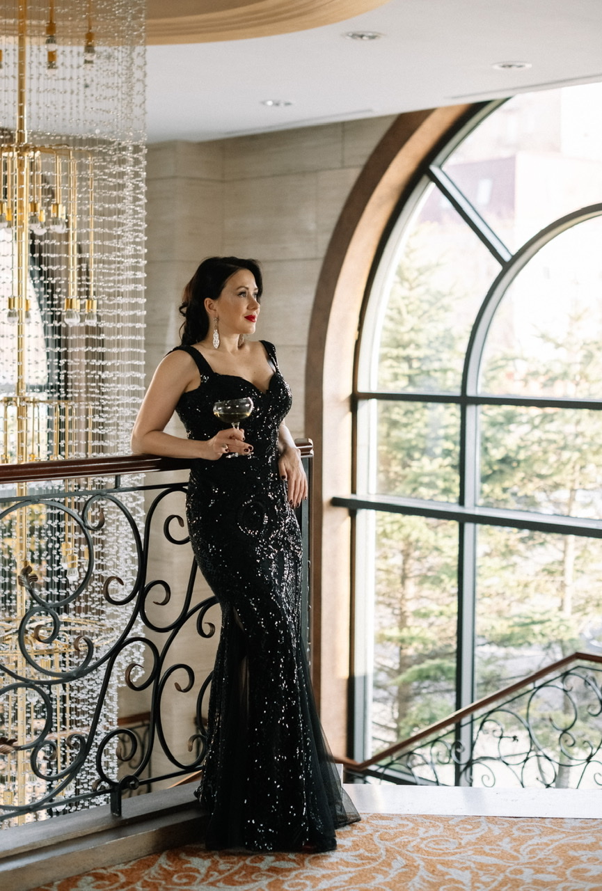 Черное платье в пайетку с клиньями