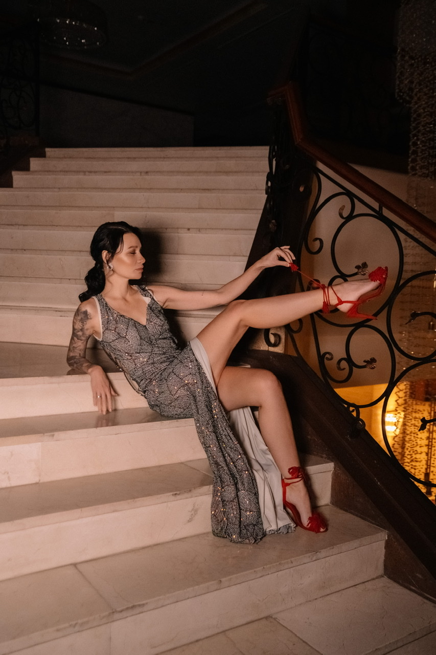 Платье «хамелеон» с украшением по спине