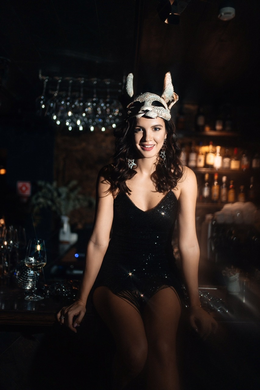 Черное короткое платье с висюльками по низу