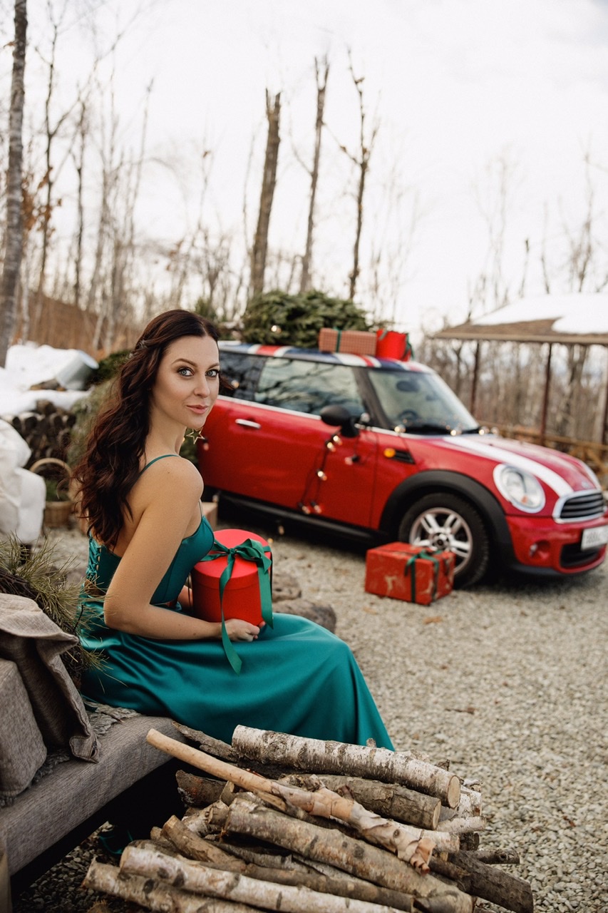 Изумрудное платье на тонких лямках