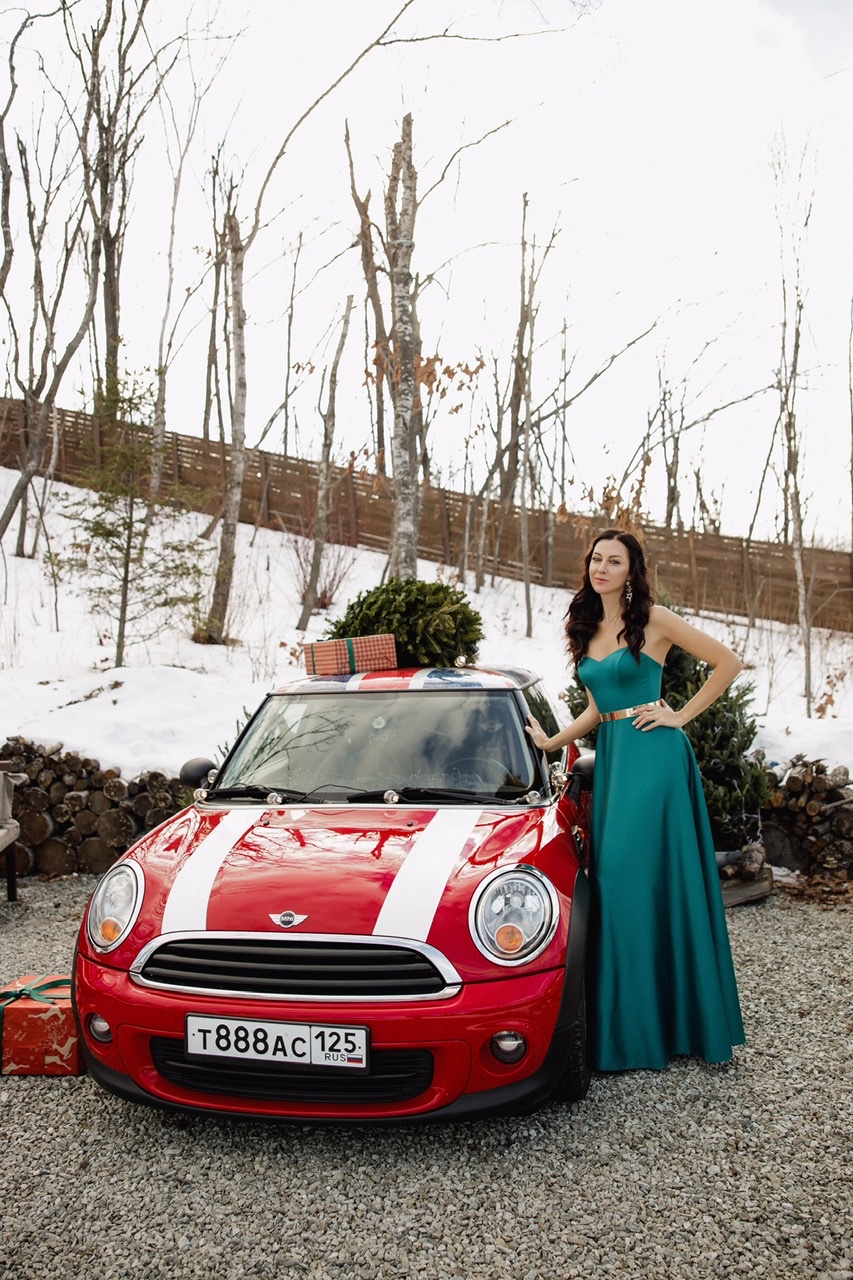 Изумрудное платье на тонких лямках