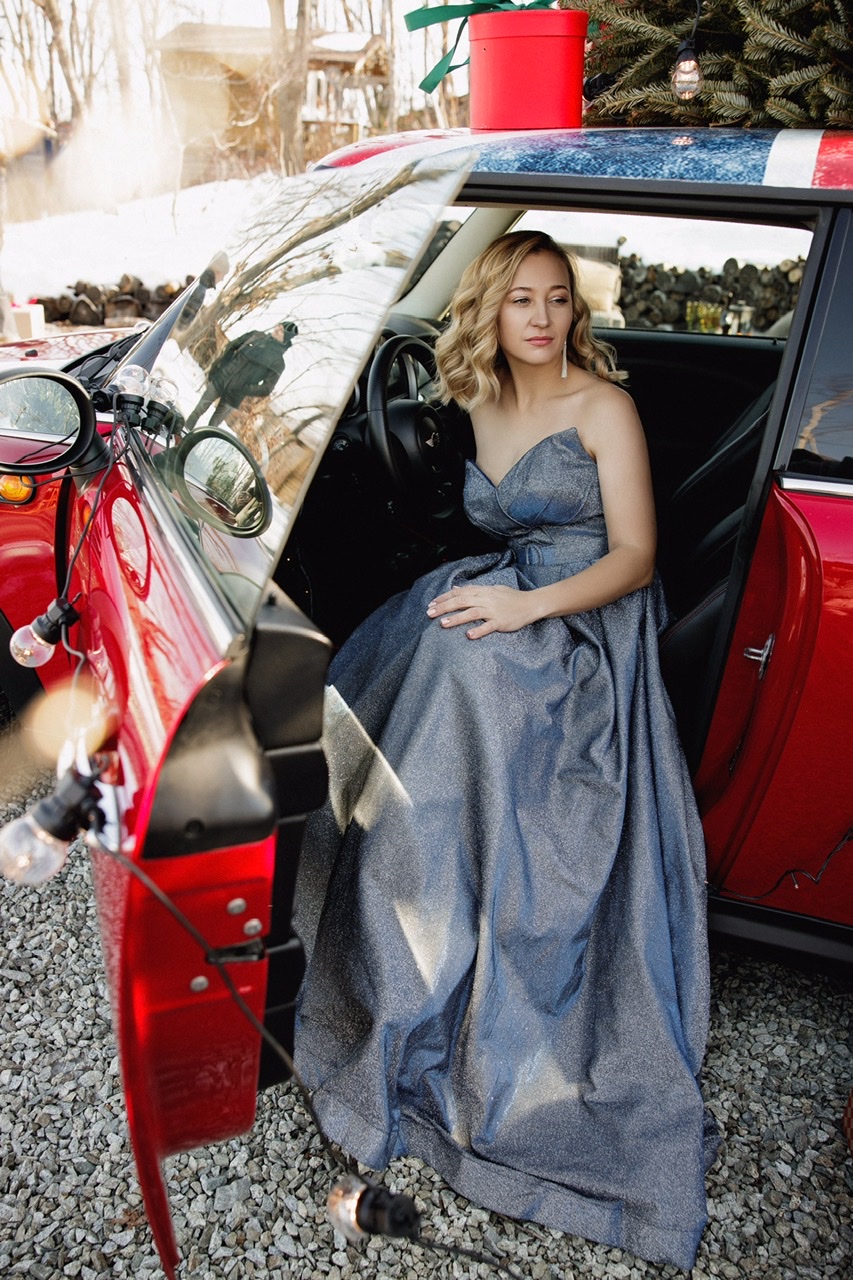 Синее глиттерное платье с открытым верхом