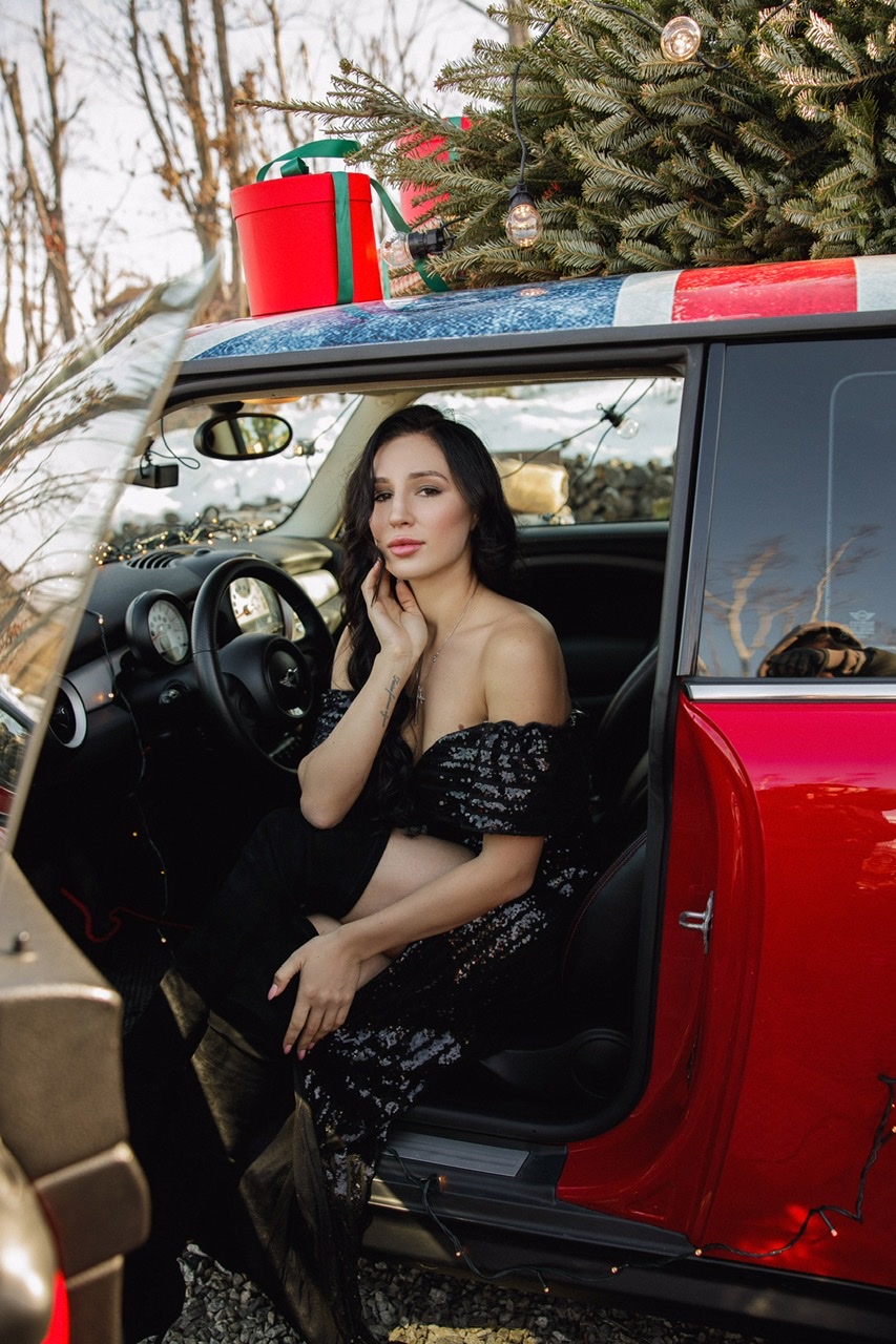 Черное платье в пайетку со спущенными плечами и разрезом по ножке