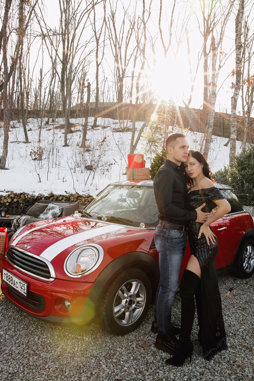 Черное платье в пайетку со спущенными плечами и разрезом по ножке