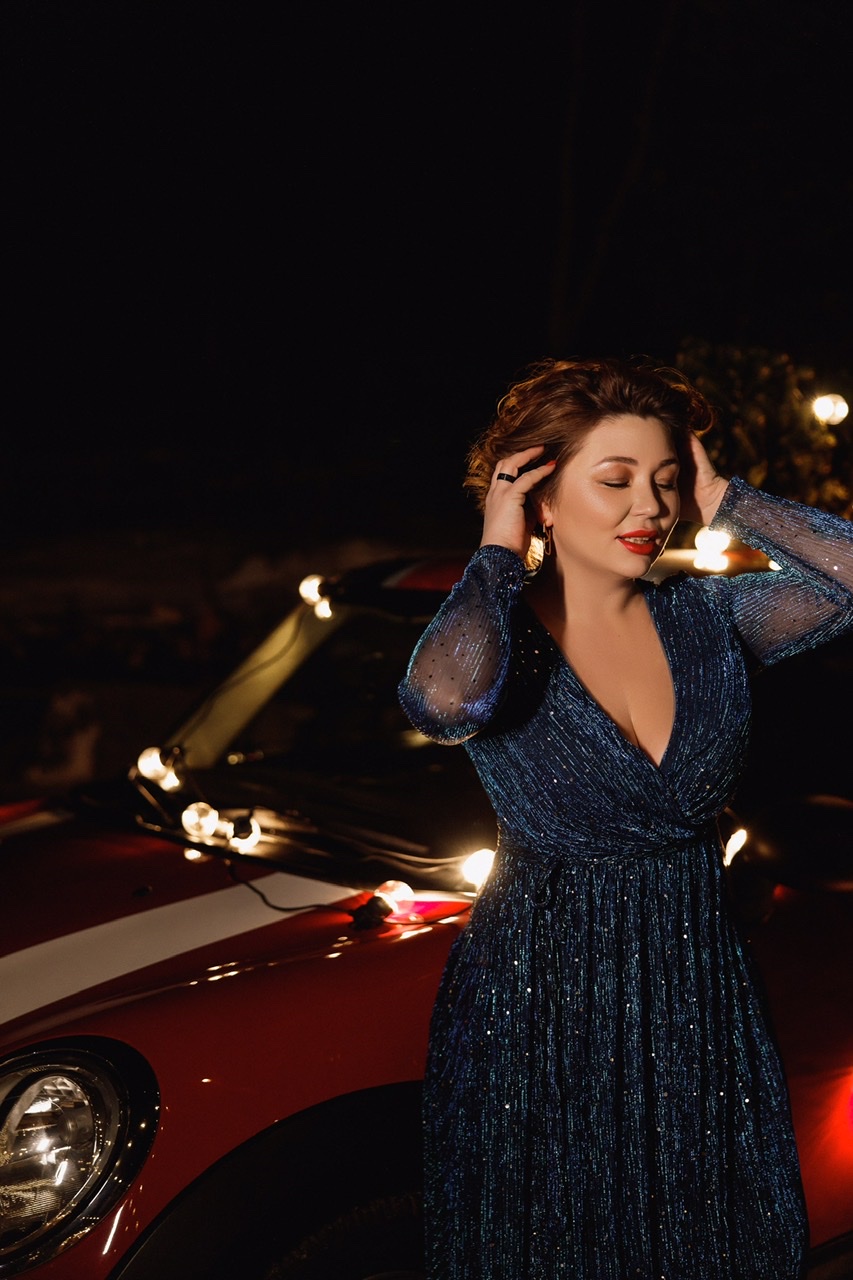 Синее блестящее платье с рукавом