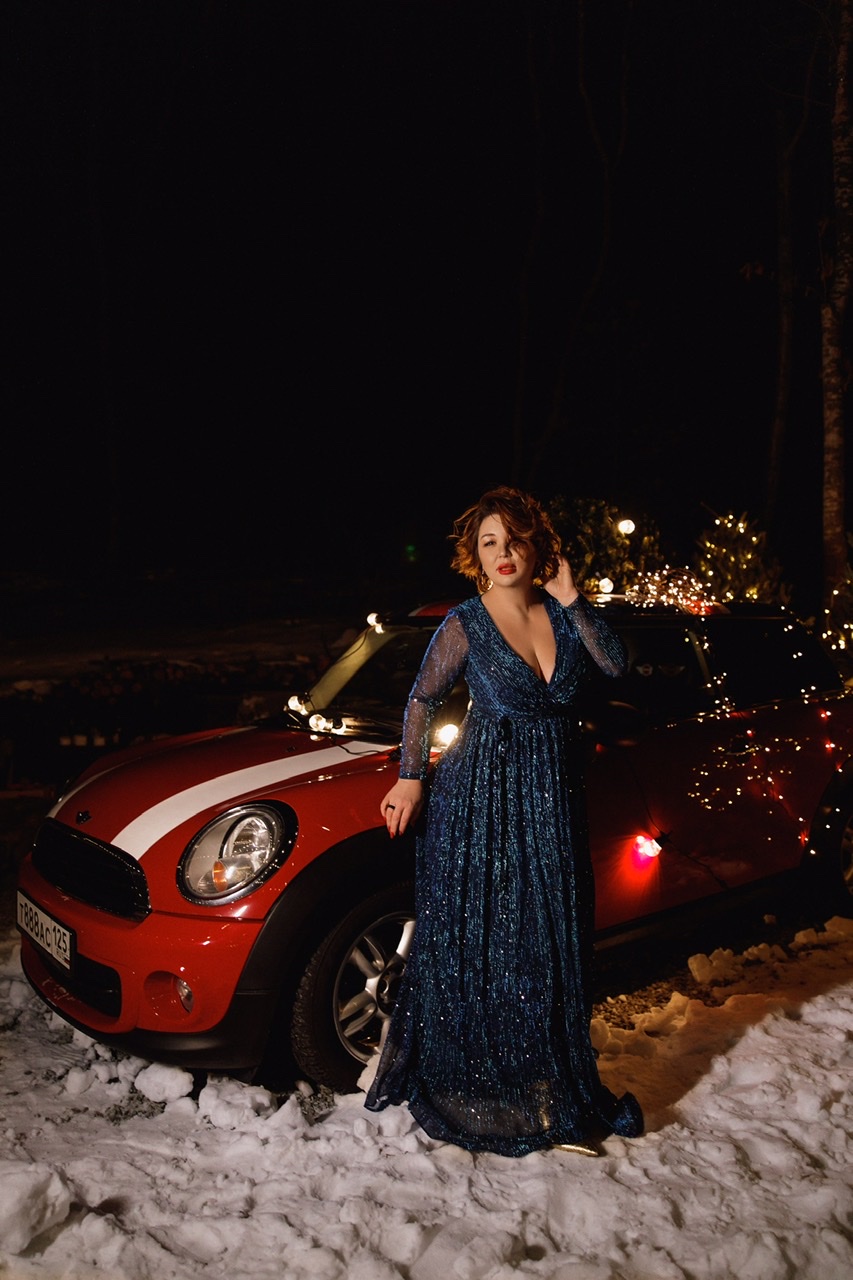 Синее блестящее платье с рукавом