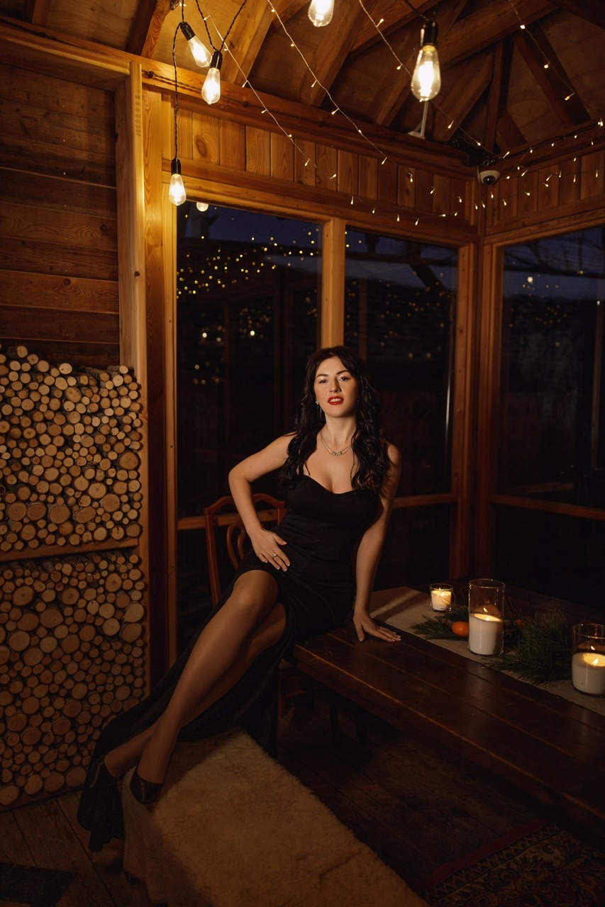 Черное платье по фигуре со шлейфом