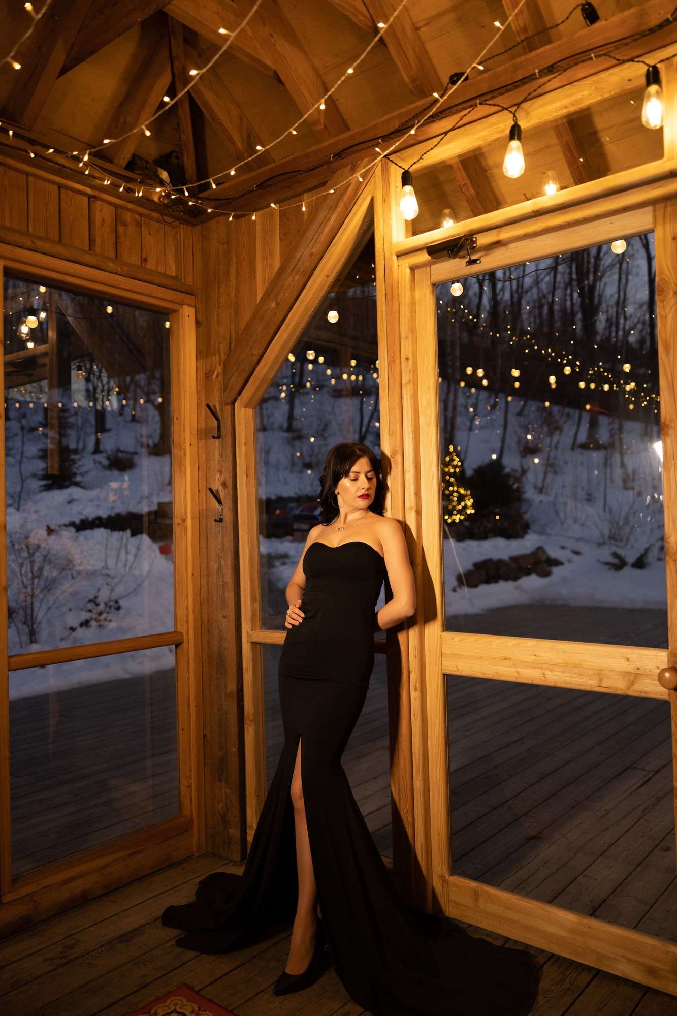 Черное платье по фигуре со шлейфом