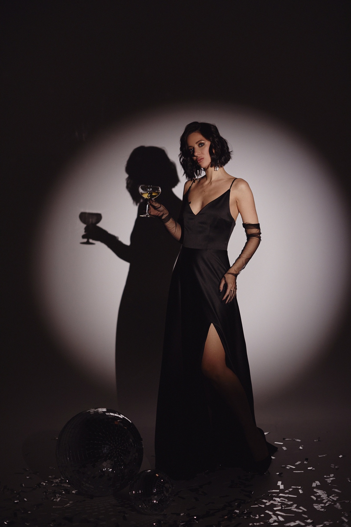 Черное атласное на тонких лямках